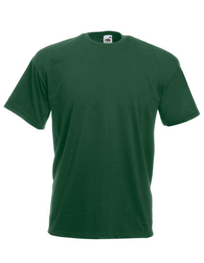 Grøn T-shirt fra Fruit of the Loom hænger frit mod en hvid baggrund. Den er enkel og uden mønster eller skrift.