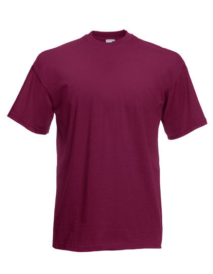 En dybrød kortærmet T-shirt fra Fruit of the Loom, der er foldet fladt ud på en hvid baggrund.