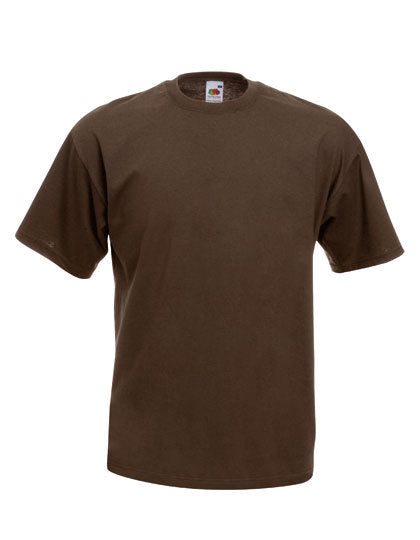En brun T-shirt fra Fruit of the Loom hænger i en lys, neutral baggrund. Trøjen er kortærmet og har en rund halsudskæring.