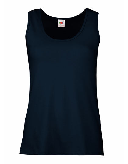 Mørkeblå tanktop fra Fruit of the Loom, der hænger uden ærmer og har en afrundet halsudskæring. Ingen synlige omgivende elementer.