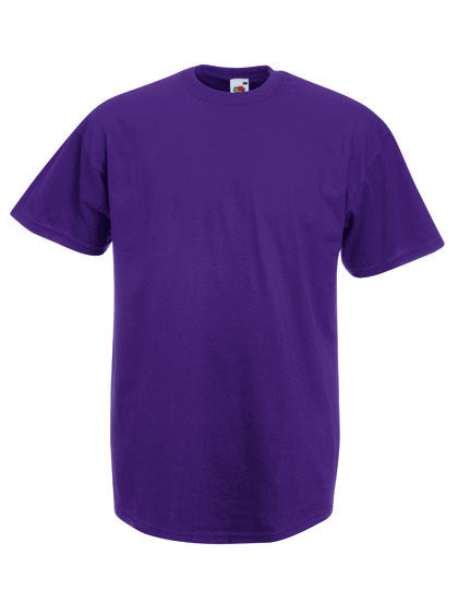 En lilla T-shirt fra Fruit of the Loom hænger på en neutral hvid baggrund uden nogen form for udsmykning.