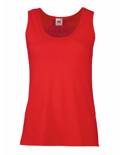 Rød tanktop fra Fruit of the Loom vises hængende oprejst uden synlige omgivelser. Den har en rund halsudskæring og brede skulderstropper.