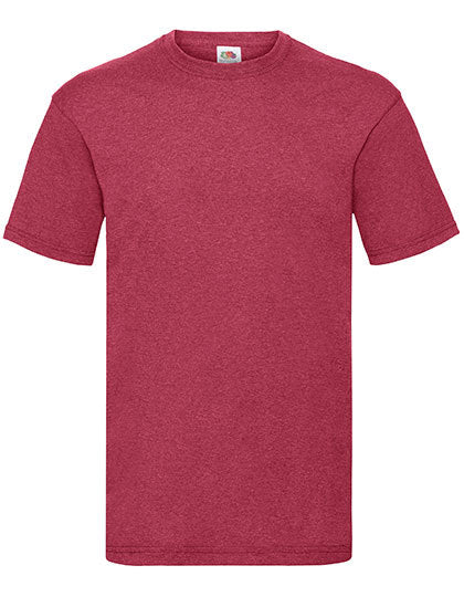 Rød T-shirt fra Fruit of the Loom hænger på en hvid baggrund.