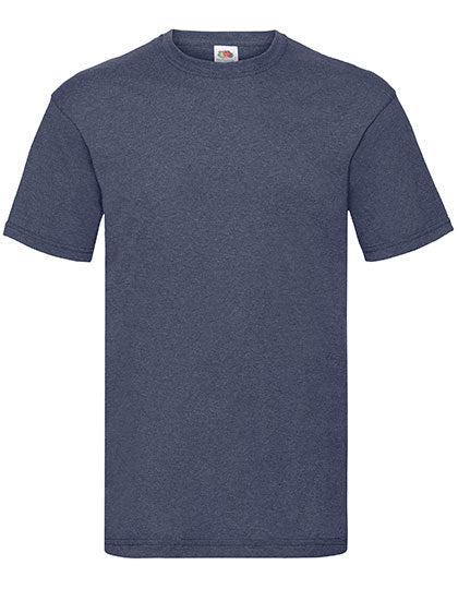 En mørkegrå T-shirt fra Fruit of the Loom med korte ærmer og rund hals i en neutral baggrund.