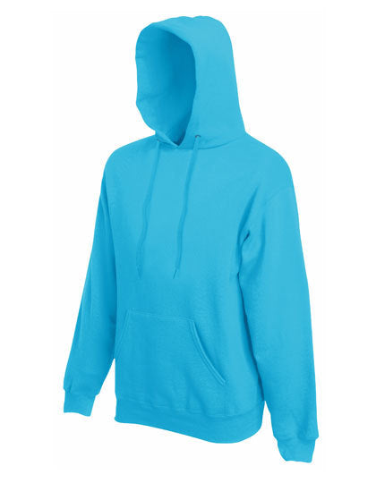 Lyseblå hættetrøje fra Fruit of the Loom vises i en frontsidevinkel med hætten oppe. Trøjen har kængurulomme, lange ærmer og snore til at stramme hætten. Baggrunden er hvid.