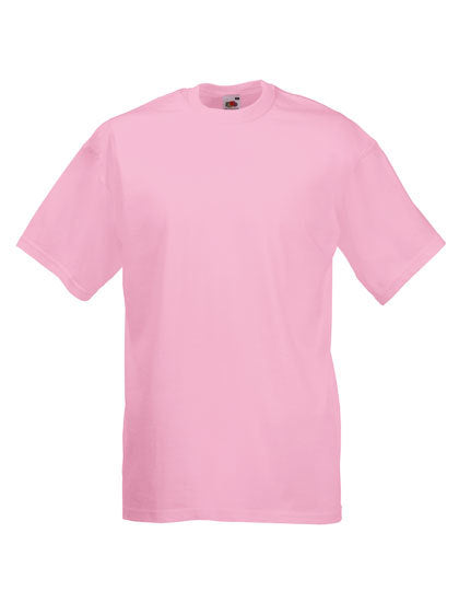 Lyserød T-shirt i et simpelt design fra Fruit of the Loom, der hænger mod en hvid baggrund.
