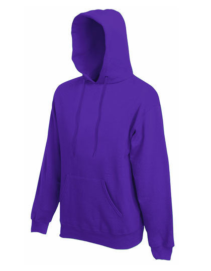 En lilla hættetrøje fra Fruit of the Loom hænger ubevæget mod en hvid baggrund. Trøjen har lange ærmer, en kængurulomme og en justerbar hætte.