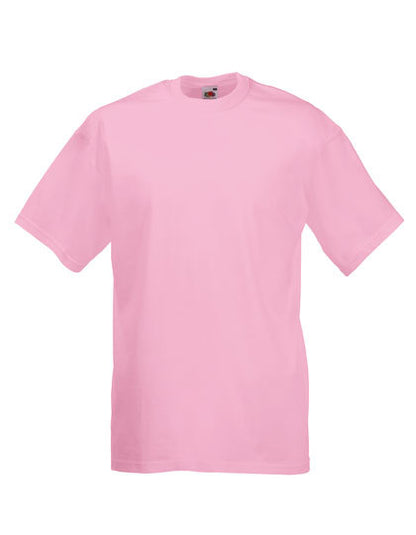Lyserød T-shirt i et simpelt design fra Fruit of the Loom, der hænger mod en hvid baggrund.
